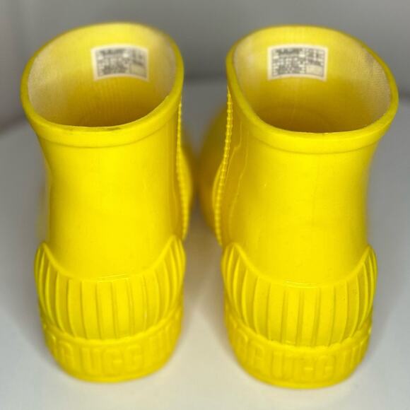 Ugg Drizlita kids canary yellow Sherpa lined rain boots. Size 1 - Picture 4 of 6